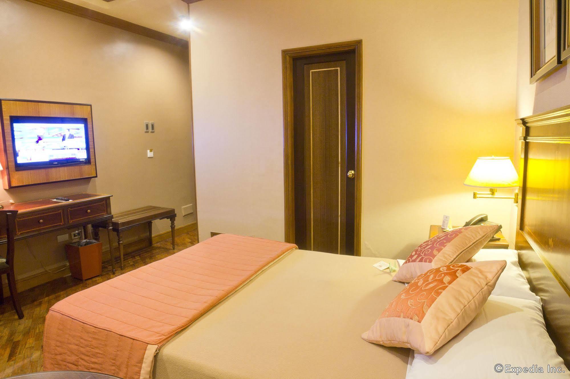 Herald Suites Makati City Bagian luar foto
